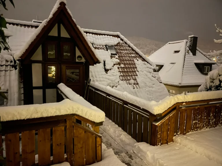 brücke zur terrasse im winter